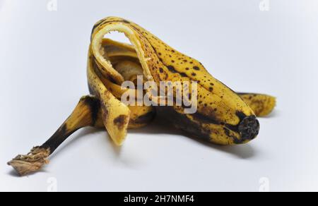 Sopra la buccia matura della banana su uno sfondo bianco Foto Stock