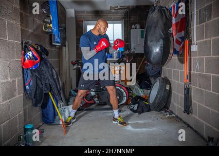 02/10/20, Inghilterra. Frazer Clarke, medaglia olimpica di bronzo super pesante, si allenò a casa sua a Burton on Trent, nel Regno Unito. Foto di Sam Foto Stock