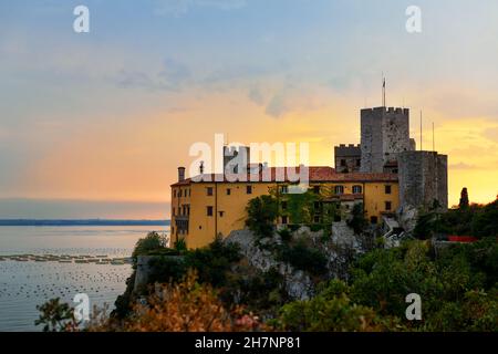 Antico castello Duino in Italia vicino al mare Mediterraneo Foto Stock