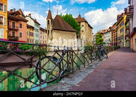 Strade di Annecy, Francia. Belle strade della famosa e antica città con i suoi edifici colorati e le biciclette parcheggiate vicino al Canal. La messa a fuoco in bici. Foto Stock