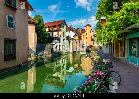 Luminose strade della piccola cittadina francese in estate. Annecy, Francia Foto Stock