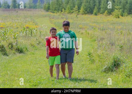 I bambini si divertiranno un'estate dopo mezzogiorno presso la riserva naturale Door County Land Trust, vicino a casa mia, a Door County Wisconsin. Foto Stock