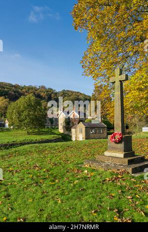 L'autunno lascia nel villaggio verde e case di pietra a Moorland villaggio Hutton le Hole, il North Yorkshire Moors, Inghilterra. Foto Stock