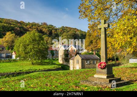 L'autunno lascia nel villaggio verde e case di pietra a Moorland villaggio Hutton le Hole, il North Yorkshire Moors, Inghilterra. Foto Stock