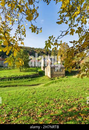 L'autunno lascia nel villaggio verde e case di pietra a Moorland villaggio Hutton le Hole, il North Yorkshire Moors, Inghilterra. Foto Stock