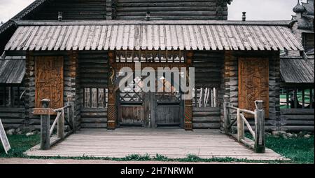 Regione di Leningrad, distretto di Vsevolozhsky, Russia, 29 agosto 2020: Ingresso all'etnopark Bogoslovka. Vista del cancello principale in legno. Foto Stock