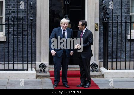 Londra, Regno Unito. 23 novembre 2021. Il primo ministro britannico Boris Johnson saluta il presidente di Israele Isaac Herzog fuori 10 Downing Street prima di un incontro. Il Presidente Herzog ha accolto con favore la decisione del Regno Unito di designare l'ala politica di Hamas come organizzazione terroristica e di mettere fuori legge il suo sostegno e si aspetta che solleciti il governo britannico ad essere più aggressivo nella sua politica nei confronti dell'Iran. Credit: Mark Kerrison/Alamy Live News Foto Stock