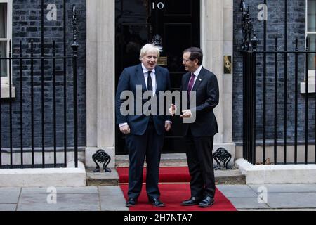 Londra, Regno Unito. 23 novembre 2021. Il primo ministro britannico Boris Johnson saluta il presidente di Israele Isaac Herzog fuori 10 Downing Street prima di un incontro. Il Presidente Herzog ha accolto con favore la decisione del Regno Unito di designare l'ala politica di Hamas come organizzazione terroristica e di mettere fuori legge il suo sostegno e si aspetta che solleciti il governo britannico ad essere più aggressivo nella sua politica nei confronti dell'Iran. Credit: Mark Kerrison/Alamy Live News Foto Stock