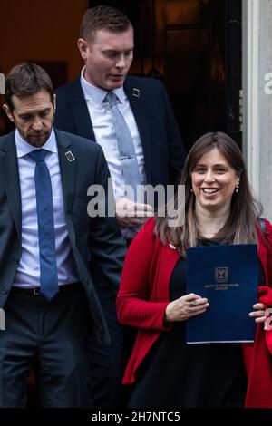 Londra, Regno Unito. 23 novembre 2021. Tzipi Hotovely (r), ambasciatore israeliano nel Regno Unito, lascia 10 Downing Street come parte di una delegazione che accompagna il presidente di Israele Isaac Herzog per un incontro con il primo ministro britannico Boris Johnson. Il Presidente Herzog ha accolto con favore la decisione del Regno Unito di designare l'ala politica di Hamas come organizzazione terroristica e di mettere fuori legge il suo sostegno e si aspetta che solleciti il governo britannico ad essere più aggressivo nella sua politica nei confronti dell'Iran. Credit: Mark Kerrison/Alamy Live News Foto Stock