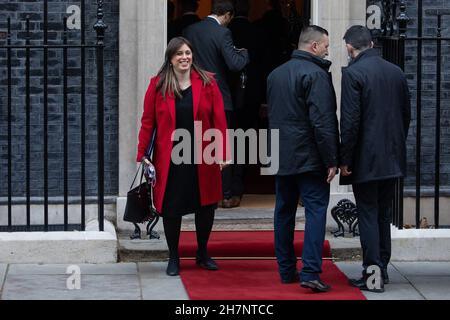 Londra, Regno Unito. 23 novembre 2021. Tzipi Hotovely (l), ambasciatore israeliano nel Regno Unito, arriva al 10 Downing Street come parte di una delegazione che accompagna il presidente di Israele Isaac Herzog per un incontro con il primo ministro britannico Boris Johnson. Il Presidente Herzog ha accolto con favore la decisione del Regno Unito di designare l'ala politica di Hamas come organizzazione terroristica e di mettere fuori legge il suo sostegno e si aspetta che solleciti il governo britannico ad essere più aggressivo nella sua politica nei confronti dell'Iran. Credit: Mark Kerrison/Alamy Live News Foto Stock