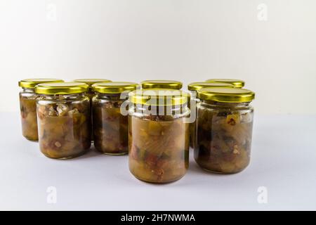 Chutney dopo la zucchina è cresciuto nel midollo. Diversi vasi sfondo bianco. Foto Stock