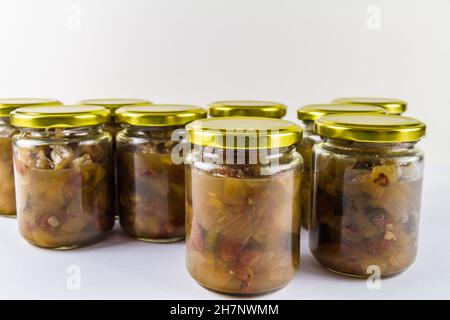 Chutney dopo la zucchina è cresciuto nel midollo. Diversi vasi sfondo bianco paesaggio. Foto Stock