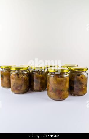 Chutney dopo la zucchina è cresciuto nel midollo. Diversi jars bianco sfondo ritratto. Foto Stock