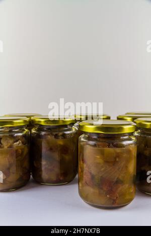 Chutney dopo la zucchina è cresciuto nel midollo. Diversi jars sfondo bianco ritratto copyspace in alto. Foto Stock