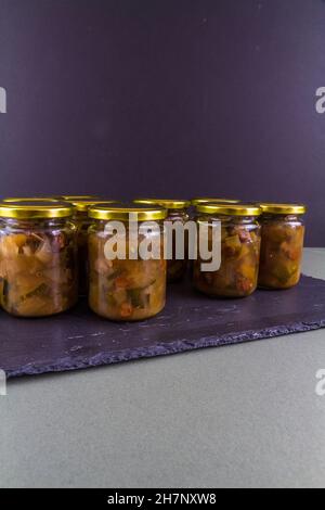 Chutney dopo la zucchina è cresciuto nel midollo. Diversi vasi nero sfondo scuro ritratto, copyspace in alto. Foto Stock