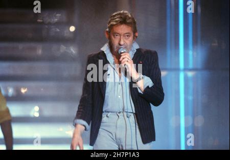 Serge Gainsbourg ha eseguito una delle sue canzoni in uno spettacolo televisivo di intrattenimento nel 1987. Foto Stock