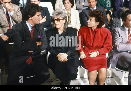 Jack Lang con sua moglie Monique Buczynski (a destra) e Catherine Lara sul set del Frech programma televisivo politico 'l'Heure de vérité', l'8 ottobre 1986. Foto Stock