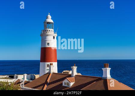 Faro di Europa Point, faro di Trinity o Victoria Tower. Stretto di Gibilterra sullo sfondo. Territorio britannico d'oltremare di Gibilterra. Foto Stock