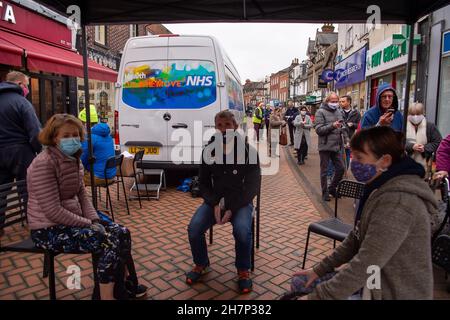 Chesham, Buckinghamshire, Regno Unito. 24 novembre 2021. Un servizio di vaccinazione mobile NHS Health on the Move si trovava oggi nel centro di Chesham, in giornata di mercato, fornendo vaccinazioni Covid-19 e jab di richiamo. Ci sono state code tutto il giorno, come la gente era ansiosa di ottenere i loro booster jab Covid-19 prima di Natale. Credit: Maureen McLean/Alamy Live News Foto Stock