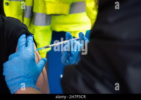 Chesham, Buckinghamshire, Regno Unito. 24 novembre 2021. Un servizio di vaccinazione mobile NHS Health on the Move si trovava oggi nel centro di Chesham, in giornata di mercato, fornendo vaccinazioni Covid-19 e jab di richiamo. Ci sono state code tutto il giorno, come la gente era ansiosa di ottenere i loro booster jab Covid-19 prima di Natale. Credit: Maureen McLean/Alamy Live News Foto Stock