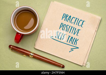 pratica il colloquio di auto positivo - consiglio insoirazionale su un tovagliolo con una tazza di caffè, affermazione positiva e concetto di sviluppo personale Foto Stock