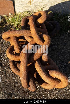 Le vecchie catene di ancoraggio arrugginite fanno un interessante studio di colore e consistenza. Raramente scartati saranno risorse ad altri compiti e scopi Foto Stock