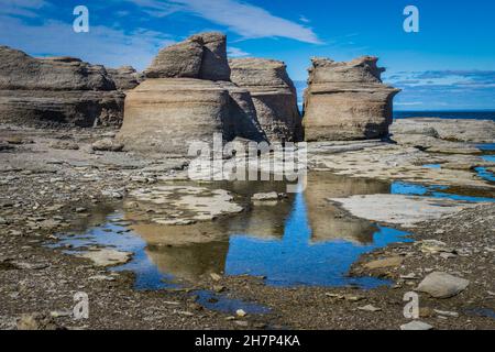 Affioramenti di calcare sull'isola di Nue, un'isola del parco nazionale dell'arcipelago di Mingan nella regione della Cote Nord del Québec, Foto Stock