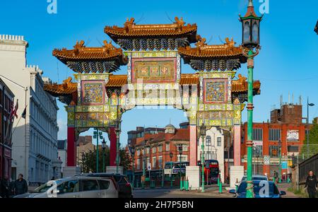 L'Arco Cinese in cima a Nelson Street, Liverpool, il più grande fuori della Cina. Immagine scattata nel mese di ottobre 2021. Foto Stock