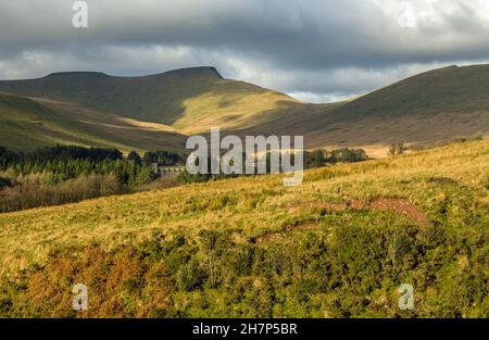 Un paesaggio di Brecon Beacons che mostra Corn Du, Pen y Fan e Cribyn in un giorno di novembre soleggiato Foto Stock