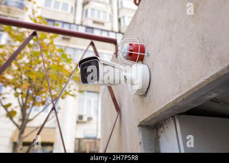 Dettagli con una telecamera CCTV su una parete all'esterno di un edificio. Foto Stock