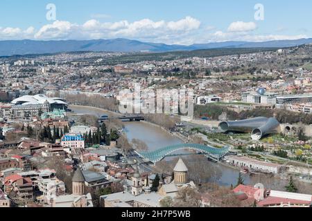 Vista della città di Tblisi dalla fortezza di Narikala. Georgia, Caucaso. Foto Stock