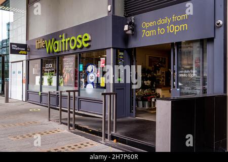 Victoria London Inghilterra UK, novembre 21 2021, Little Waitrose Supermarket Victoria Street London Logo and Shop Sign with No People Foto Stock