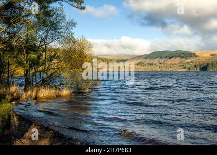 Lago artificiale di Pontsticill in una ventosa giornata autunnale nel Brecon Beacons Foto Stock