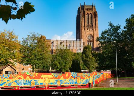 La cattedrale anglicana di Liverpool è vista da Nelson Street a Chinatown. Immagine scattata nel mese di ottobre 2021. Foto Stock