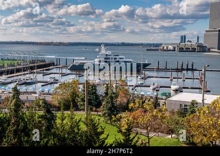 Il superyacht Planet Nine è visto al ONE°15 Brooklyn Marina a Brooklyn Bridge Park martedì 16 novembre 2021. Il vaso è stato presentato nel film del 2020 'Tenet'. (© Richard B. Levine) Foto Stock