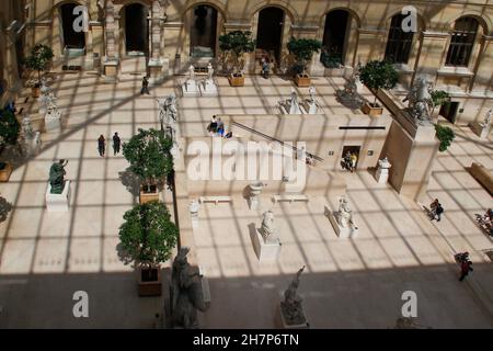 Cortile interno del museo del louvre a parigi con le dure sfumature della piramide di vetro Foto Stock