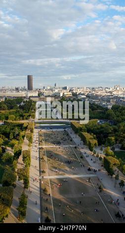 Vista su Champ de Mars dalla cima della torre eiffel con grattacielo sullo sfondo Foto Stock