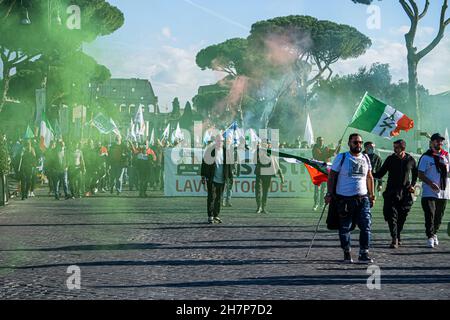 ROMA, ITALIA. 24 novembre 2021. I tassisti di vari sindacati scendono via Imperiali nel centro di Roma come parte di uno sciopero generale in tutta Italia per chiedere il ritiro dell'articolo 8 del disegno di legge della concorrenza introdotto dal governo del primo ministro Mario Draghi che, secondo i sindacati, va a vantaggio di aziende come Uber. Credit: amer Ghazzal/Alamy Live News Foto Stock