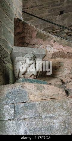 Bella pietra antica sulla ripida scalinata della Sacra di San Michele, Torino, Piedmonte, Italia Foto Stock