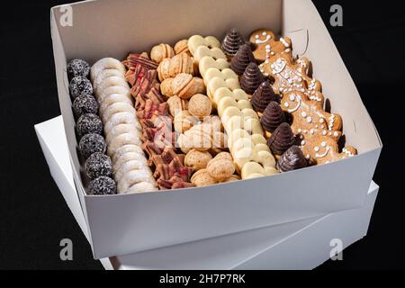 biscotti di natale fatti in casa tipici cechi in una scatola Foto Stock