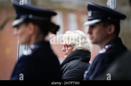 Appen, Germania. 24 novembre 2021. Monika Schumann, vedova di Jürgen Schumann, partecipa alla cerimonia di ridenominazione delle caserme di Marsiglia delle caserme di Jürgen Schumann. Jürgen Schumann fu assassinato nel 1977 come capitano dell'aereo Lufthansa 'Landshut' durante un dirottamento ad Aden. Credit: Christian Charisius/dpa/Alamy Live News Foto Stock