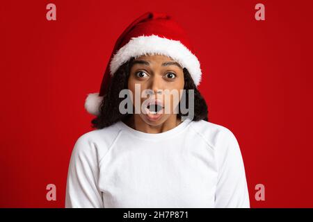 Primo piano della signora nera stupita in cappello di santa Foto Stock
