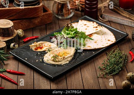 Salsa classica a base di hummus con pane pita Foto Stock