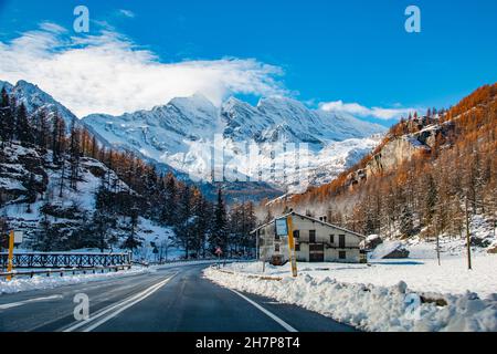 Splendido paesaggio innevato del Parco Nazionale del Gran Paradiso, vicino Torino, Piedmonte, Italia in autunno Foto Stock