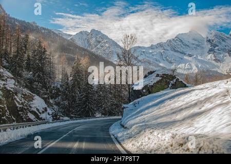 Splendido paesaggio innevato del Parco Nazionale del Gran Paradiso, vicino Torino, Piedmonte, Italia in autunno Foto Stock