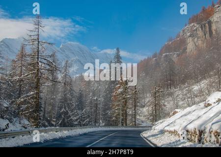 Splendido paesaggio innevato del Parco Nazionale del Gran Paradiso, vicino Torino, Piedmonte, Italia in autunno Foto Stock