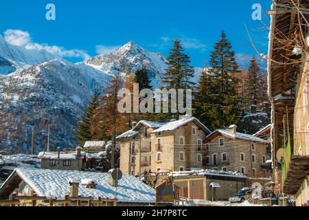 Splendido paesaggio innevato del Parco Nazionale del Gran Paradiso, vicino Torino, Piedmonte, Italia in autunno Foto Stock