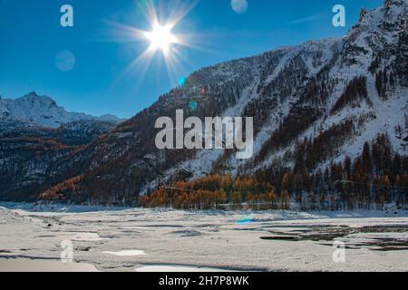 Splendido paesaggio innevato del Parco Nazionale del Gran Paradiso, vicino Torino, Piedmonte, Italia in autunno Foto Stock