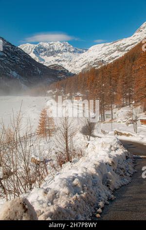 Splendido paesaggio innevato del Parco Nazionale del Gran Paradiso, vicino Torino, Piedmonte, Italia in autunno Foto Stock