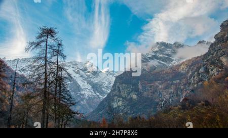 Splendido paesaggio innevato del Parco Nazionale del Gran Paradiso, vicino Torino, Piedmonte, Italia in autunno Foto Stock